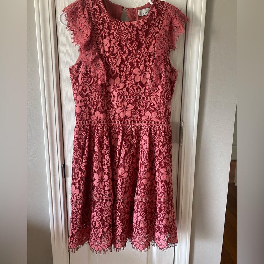Adelyn Rae Two tone lace dress. Size small. Key hole back.